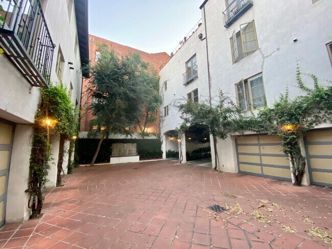 Building Photo - 1414 N Harper Ave