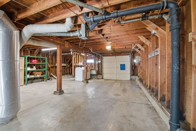 Building Photo - 347 Staples Ave