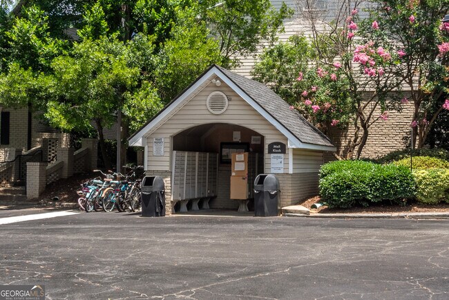 Building Photo - 6940 Roswell Rd