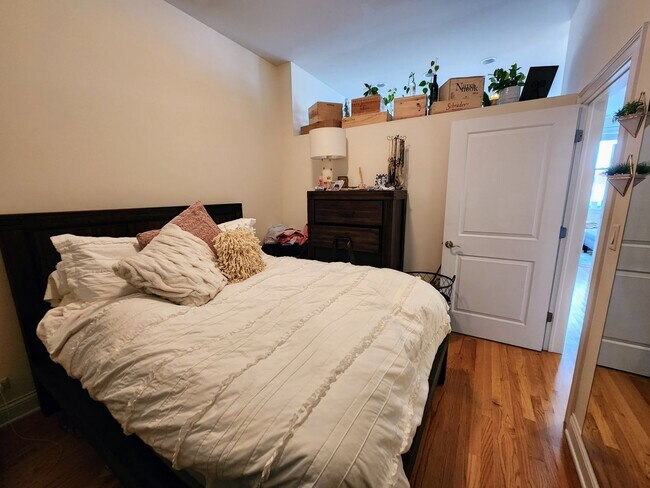 Building Photo - Wrigleyville 2 bedroom with balcony with s...