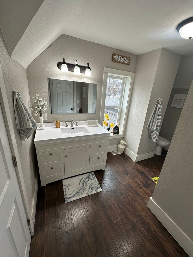 Building Photo - Remodeled 3 bed, 1 bath home for rent.