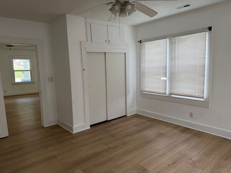 Building Photo - 308 S Lillian Ave