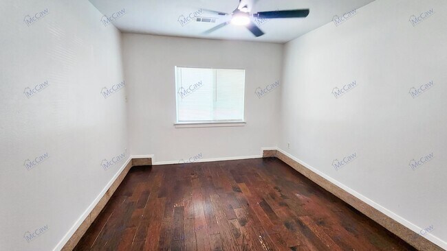 Building Photo - Incredible 3/2 in Irving!
