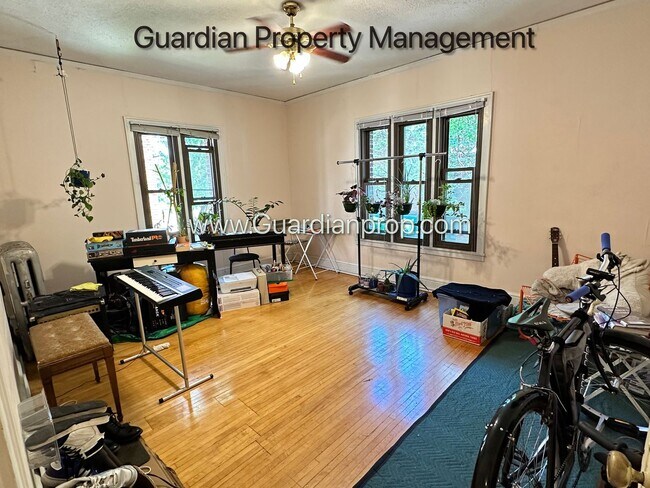 Building Photo - 1 Bedroom Lakes Uptown Corner Unit Apartment, Blocks from Both Lakes, Hardwood Floors, One Month ...