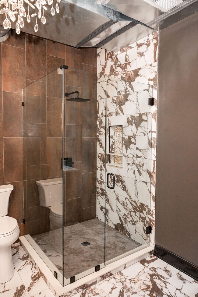 Building Photo - 275 S Limestone