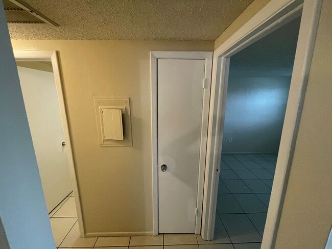 Building Photo - 2/1 Apartment in New Port Richey