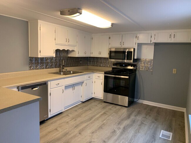 Building Photo - Mount Juliet three bedroom two bath in the...