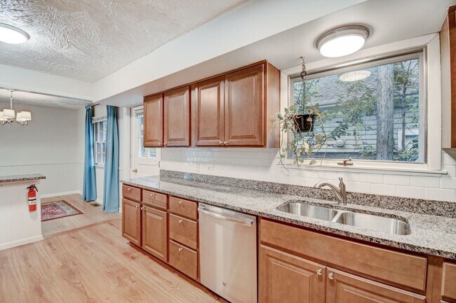 Building Photo - 1326 Meadow Ln