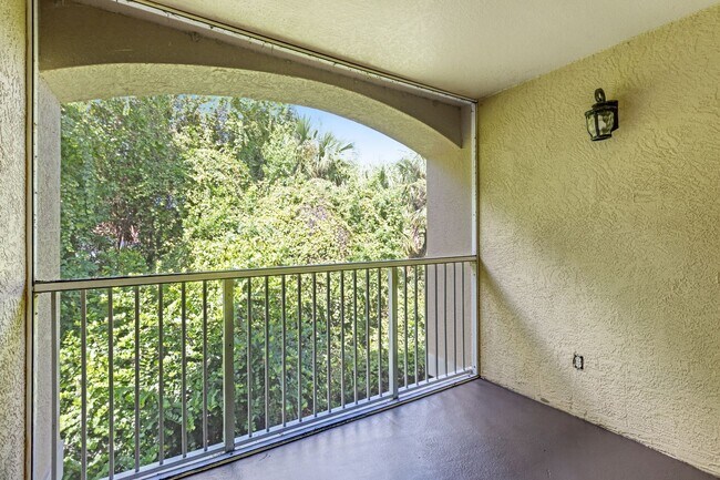Building Photo - ** IBIS CLUB ** 3 BED / 2 BATH - CONDO - G...