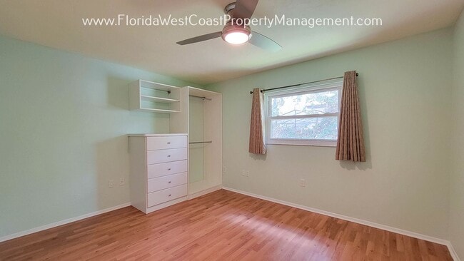 Building Photo - CLASSIC SARASOTA POOL HOME WITH UPDATES AN...