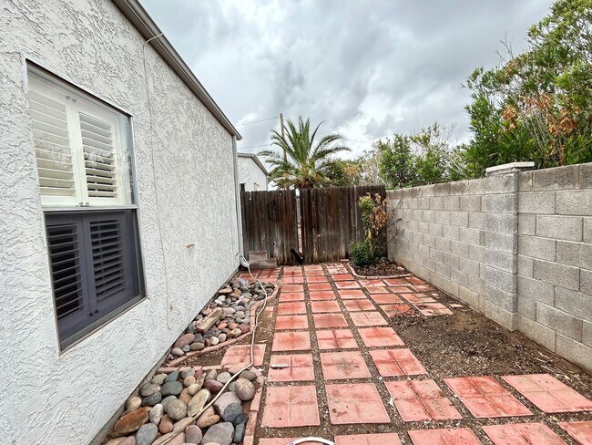 Building Photo - 2 Bedroom, 2 Bathroom Updated Condo