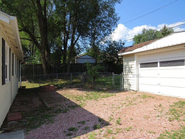 Building Photo - 1604 Dorchester Dr