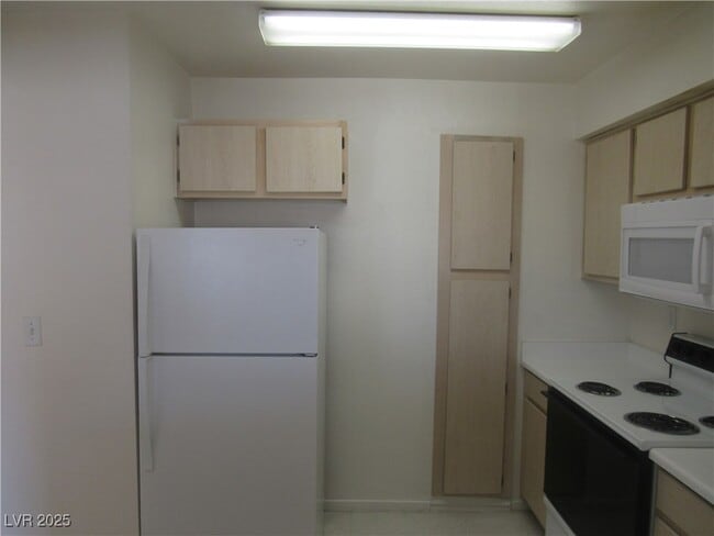Building Photo - 8101 W Flamingo Rd