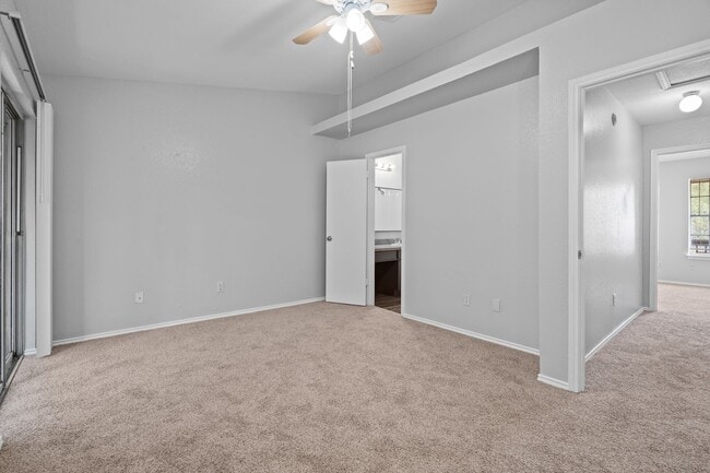 Building Photo - RIVER CROSSING TOWNHOME - 2BD -2.5BA - GREENBELT VIEW - WASHER/DRYER - RESERVED PARKING
