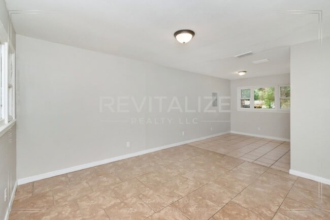 Building Photo - 3 Bed/1 Bath Home with Large Yard and Fence!