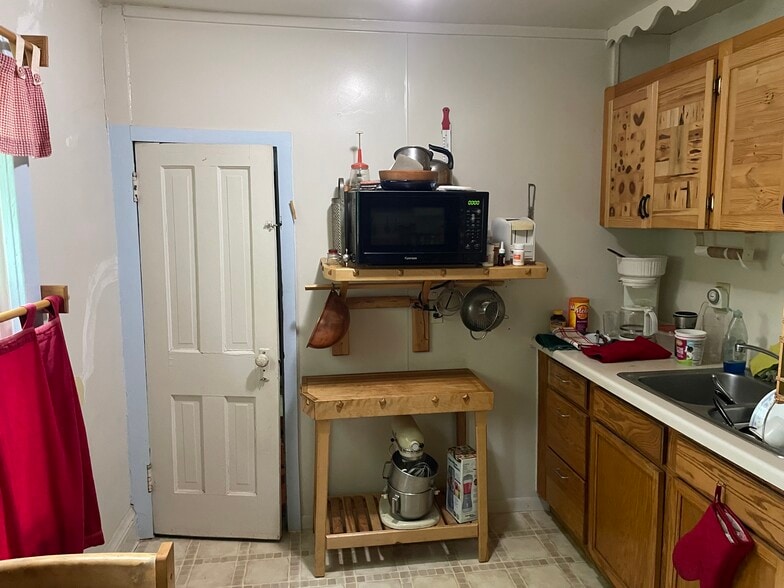 Building Photo - 526 1/2 E 7th St