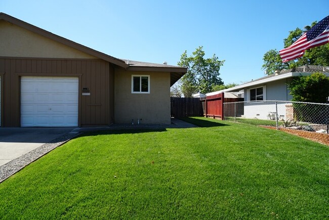 Primary Photo - Charming 2 Bedroom, 1 Bathroom Home in Cit...