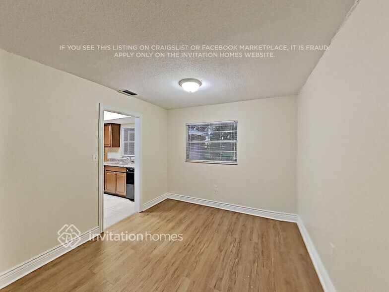Building Photo - 978 Oak Dr