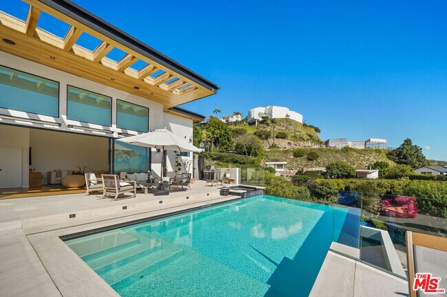 Building Photo - 8242 Hillside Ave