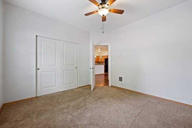 Building Photo - MOVE IN READY! 2 bed, 2 bath townhouse. No...