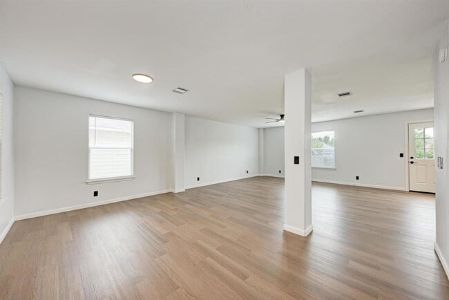 Building Photo - 125 Holland St