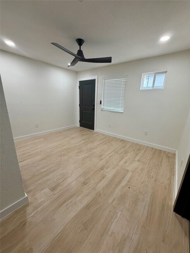 Building Photo - 206 E 33rd St