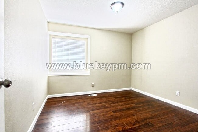 Building Photo - 4 Bed, 2 Bath Home in Well Established Nei...