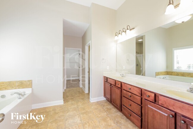 Building Photo - 6231 Cove Creek Dr
