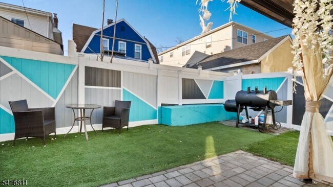 Building Photo - 59 Ellington St