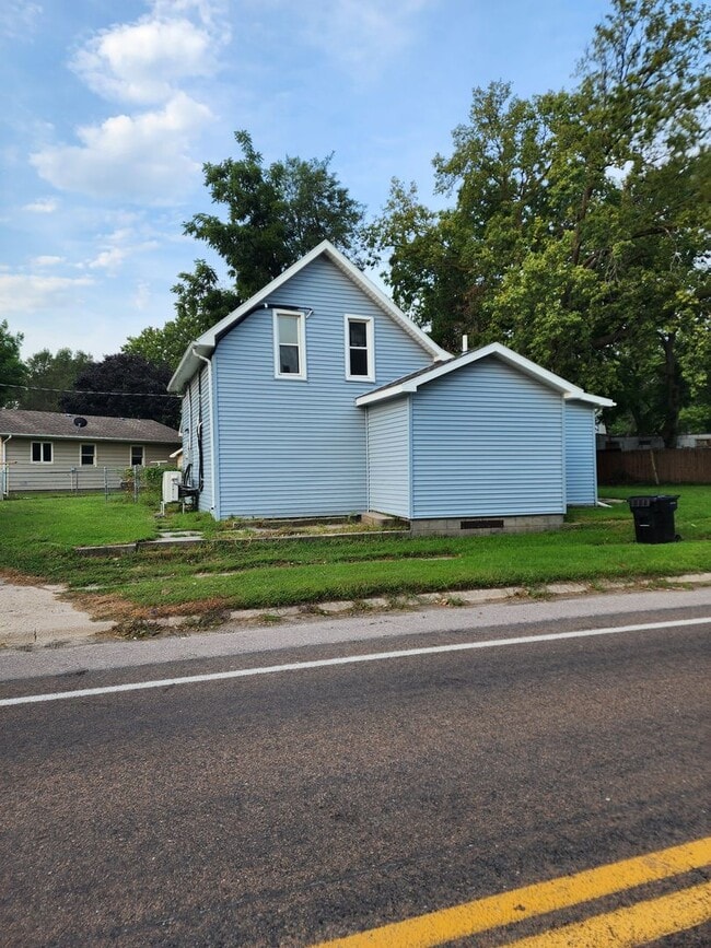 Building Photo - Small town living!