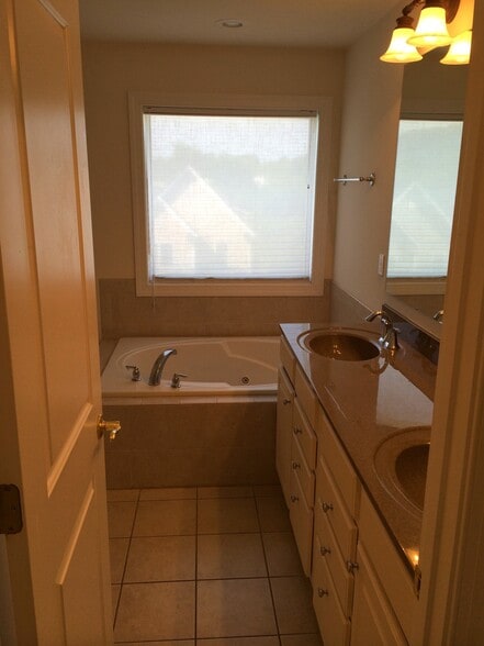 Master Suite Bath - 710 Palatine Ave