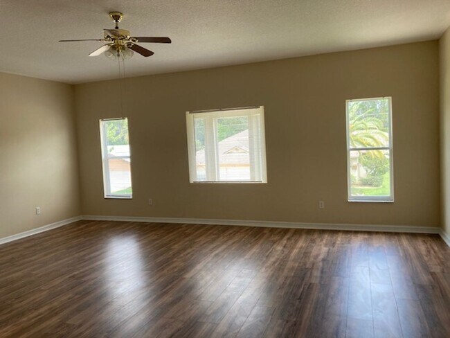 Building Photo - Beautiful 4/3/2 in desirable area! With Screened in porch
