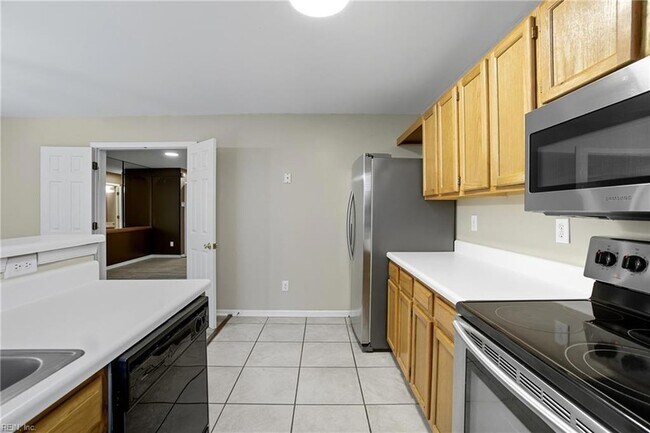 Building Photo - 716 Aylesbury Dr