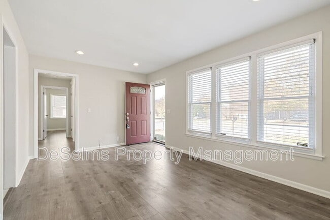 Building Photo - 802 Ramsey St