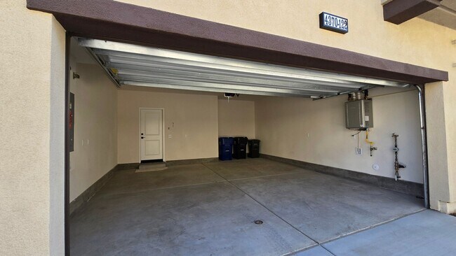 Building Photo - 3 Bedroom 2.5 bath townhouse new community in Ontario