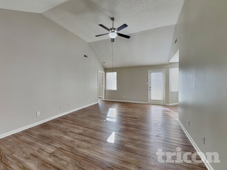 Building Photo - 2736 Daffodil Dr