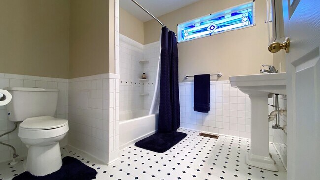 Building Photo - Gorgeous 3 Bedroom, 2 Bathroom Split Level...