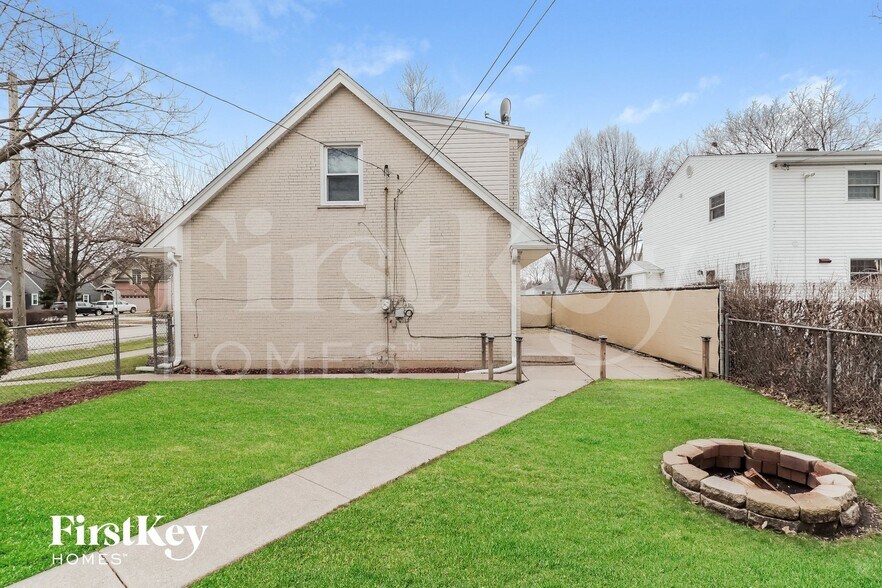 Building Photo - 301 E Division St