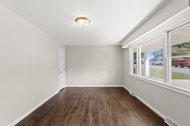 Building Photo - 1517 Lincoln Dr