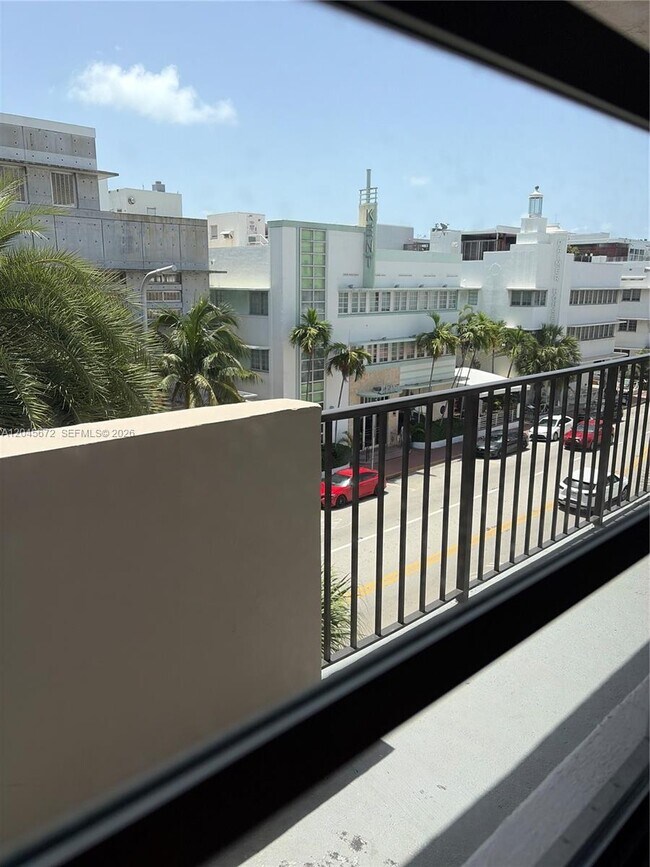 Building Photo - 1150 Collins Ave