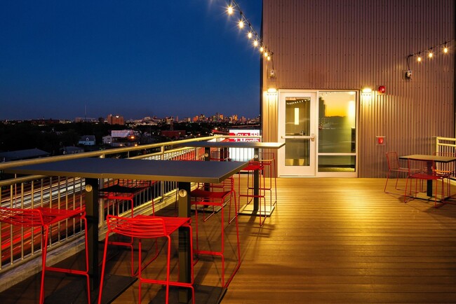 Building Photo - Modern/Spacious 2 BR!