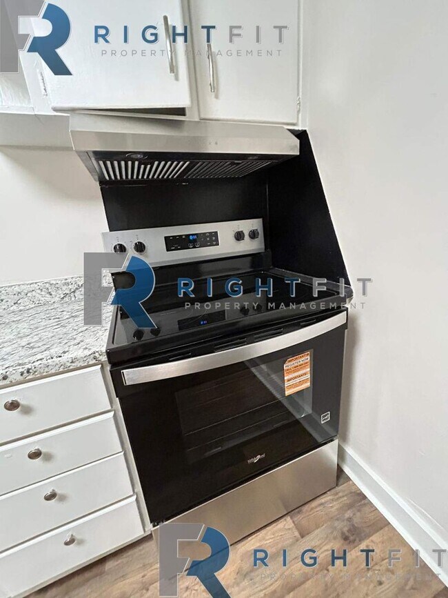 Building Photo - Newly Renovated House in Columbus