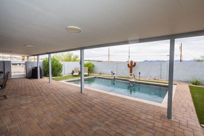 Building Photo - 3 BEDROOM 2 BATH 2 CAR GARAGE POOL HOME W/...