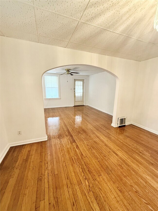 Building Photo - 307 N Clinton St
