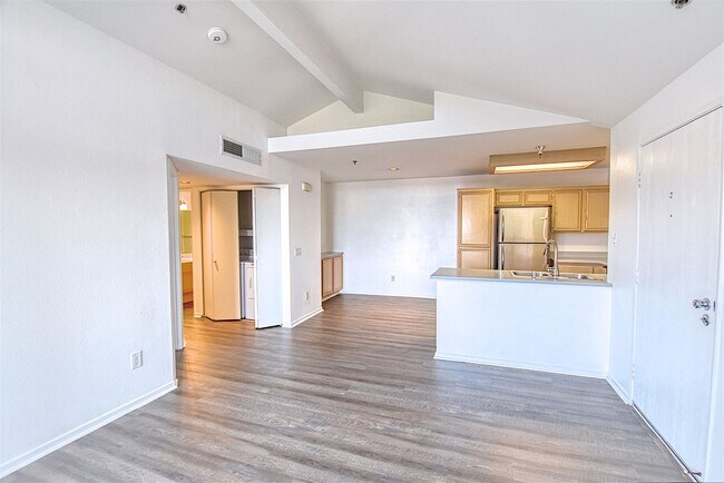 Building Photo - Well-Kept 2 Bedroom Condo with Amazing Views