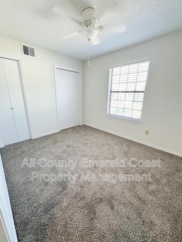 Building Photo - 875 Fairview Dr