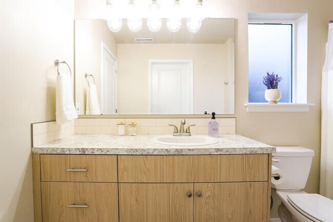 Building Photo - 717 E Elgin St