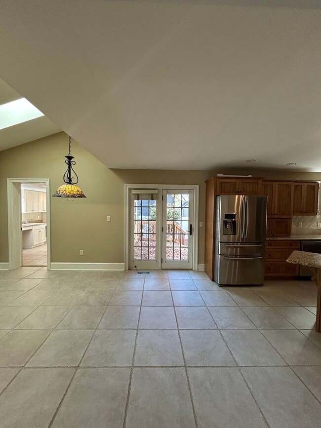 Building Photo - Beautiful, Large 4 Bedroom 1.5 Bath Home in Lancaster with Yard!