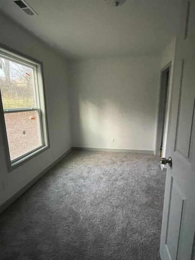 Building Photo - Knoxville 37919 - 3 bedroom, 2 bath home -...