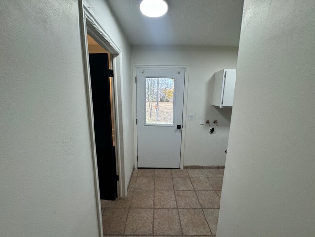 Building Photo - 910 620 E